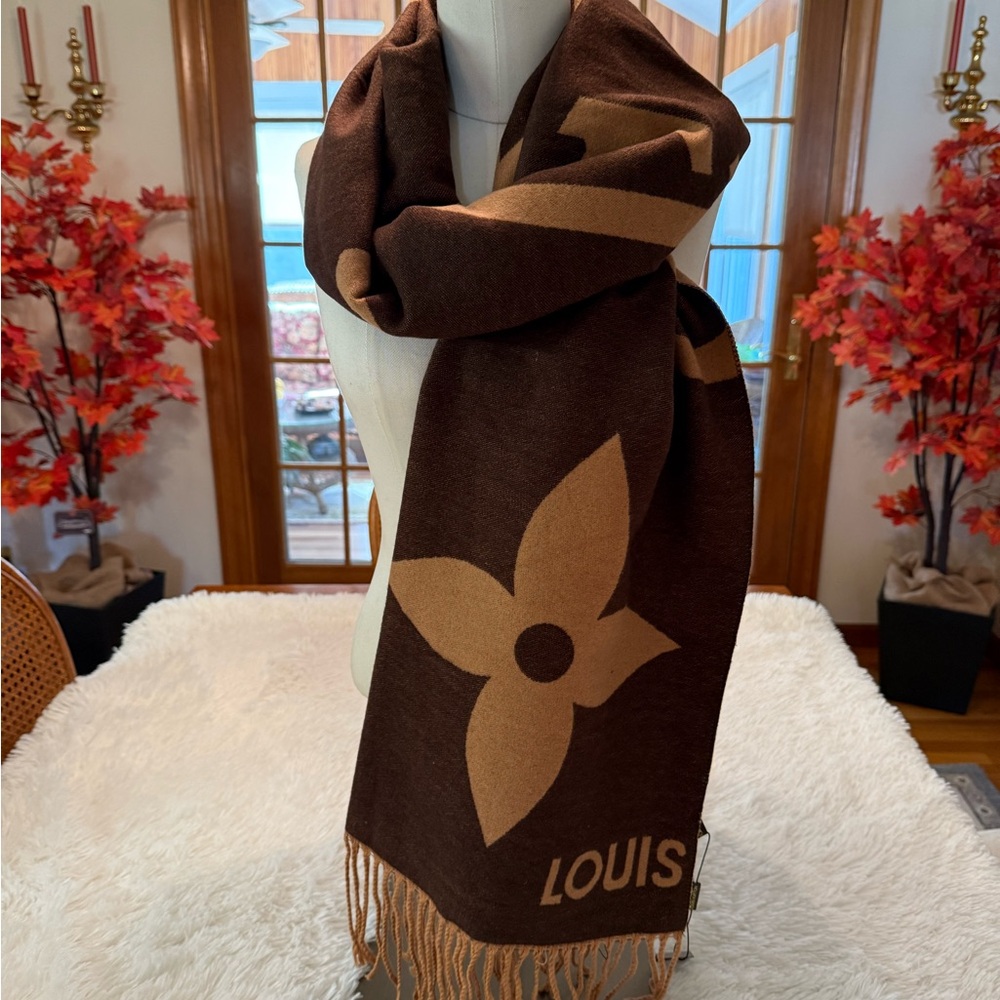 Louis Vuitton Cashmere Scarf/Shawl - Picture 3 of 8